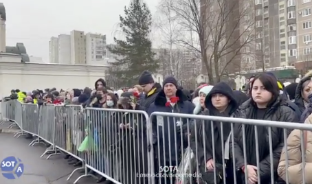 Телото на Навални предадено на роднините, толпата се упати кон црквата, запрена кај бариерите