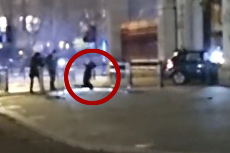 Автомобил со полна брзина ги проби портите на Бакингемската палата: Вооружени полицајци извршија апсење во Лондон