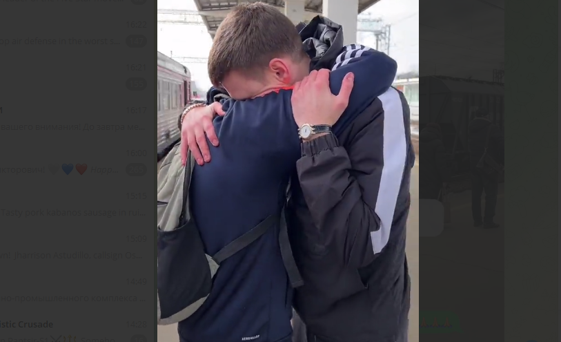 Момче од Украина го препливало Дњестар за преку Молдавија да избега во Русија, се расплака од радост кога се сретна со другар му