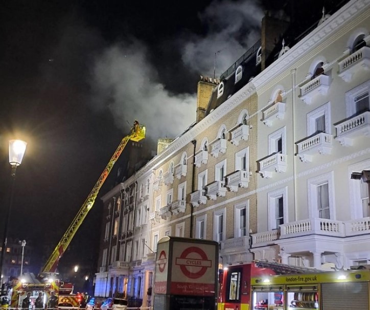 Пожар во зграда во Лондон, 11 повредени, повеќе од 100 евакуирани