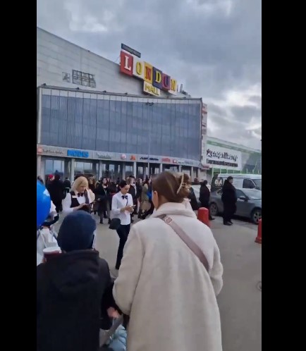 Итна евакуација во трговски центар во Санкт Петербург, маж пријавил дека подметнал експлозив