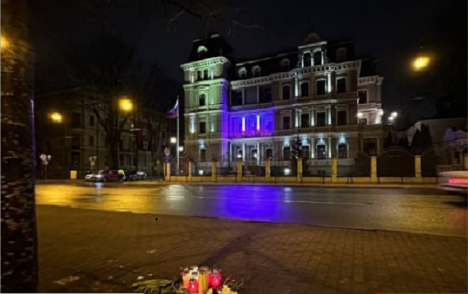 Летонија им забрани на граѓаните да оставаат цвеќе пред руската амбасада за жртвите во терористичкиот напад во Москва