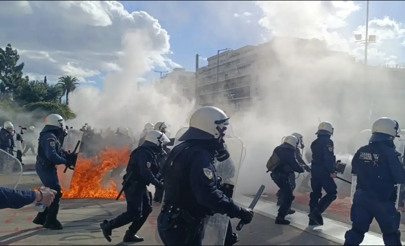 Молотови коктели и камења против солзавец, шок бомби и пендреци: Десетина повредени во тешки инциденти меѓу студентите и полицијата во Атина