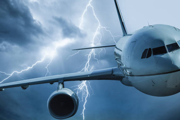 Авион на романската авиокомпанија „Таром“ бил погоден од гром