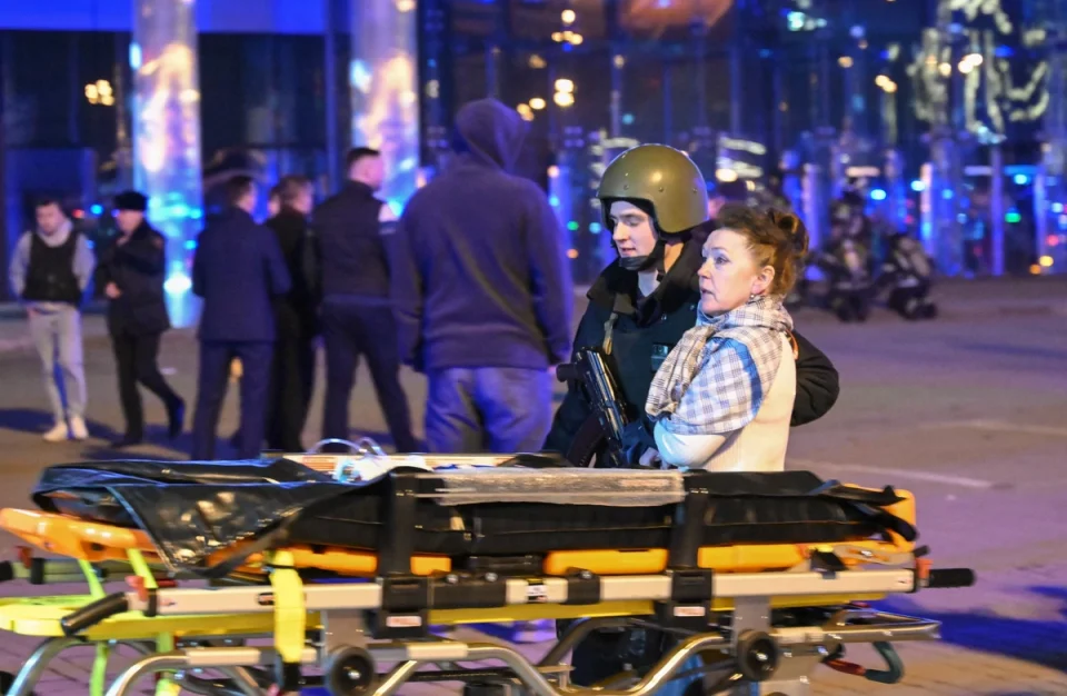 Единствен начин да се спасиме беше да лазиме, потресна исповед на очевидец на терористичкиот напад во Москва