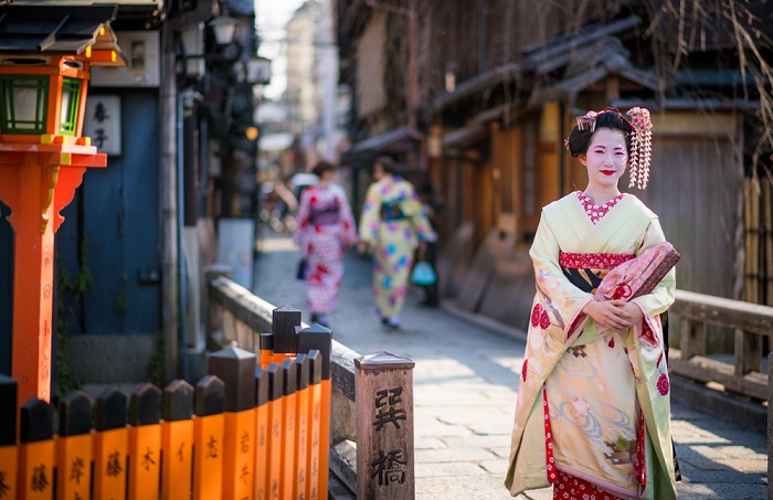 За да ги обузди непримерните туристи: Кјото воведува ограничувања за влез во „Округот на гејшите“