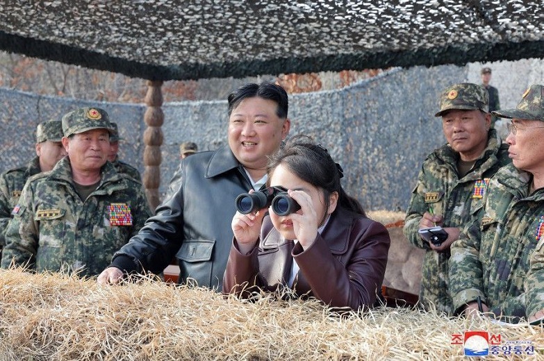 Ким Џонг Ун ја однесе ќерката да гледаат воени вежби