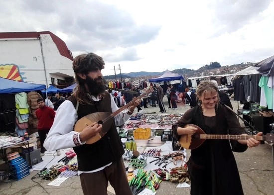 Лемпи од Финска и Влатко од Македонска Каменица пеат по пазари и ги забавуваат луѓето