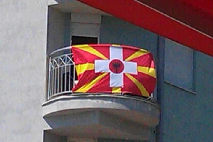 Македонско знаме со испечатен двоглав орел на средината истакнато кај Кванташки