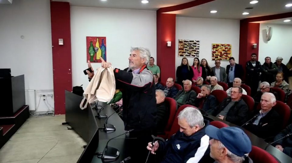 „Со 120 денари не можам да го поминам денот“ се пожалија пензионерите од Неготино пред министерот Велковски