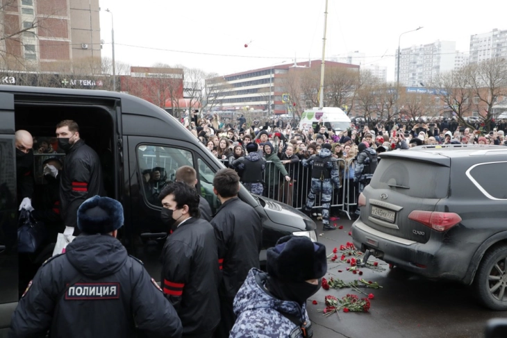 Русија: Се зголемува бројот на приведени на митинзите во знак на сеќавање на Навални