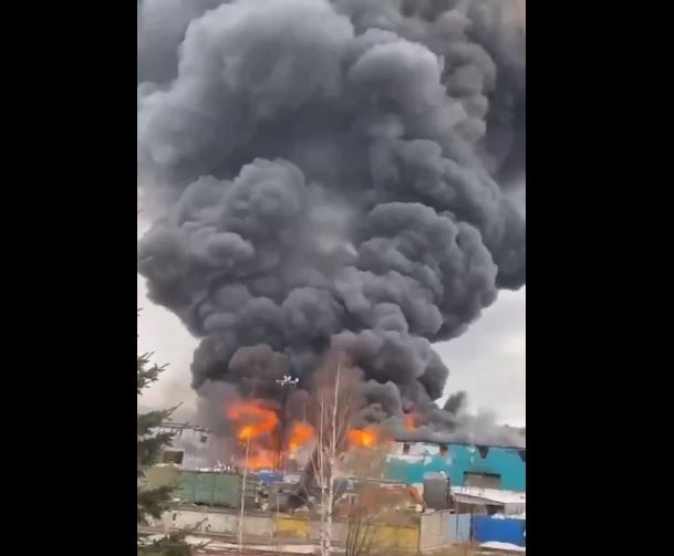 Огромен пожар во индустриската зона кај Санкт Петербург
