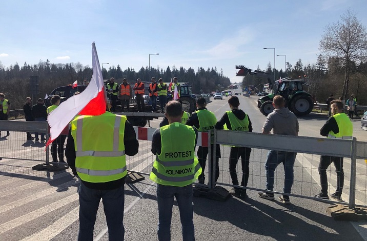 Полските фармери го блокираат автопатот меѓу Варшава и Берлин