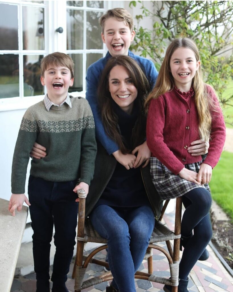 Принцезата Кејт се извини за објавената фотографија со децата за Денот на мајката