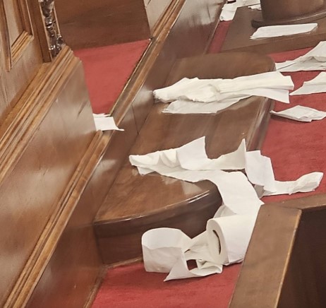Српската опозиција фрлаше со тоалет хартија во Парламентот