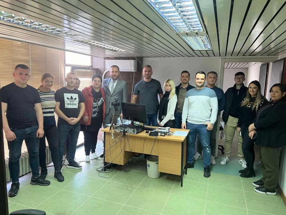 Тошковски во посета на „Беко“: Во моментов се обучува нова група на полициски службеници кои доброволно се вклучија во процесот на издавање лични документи