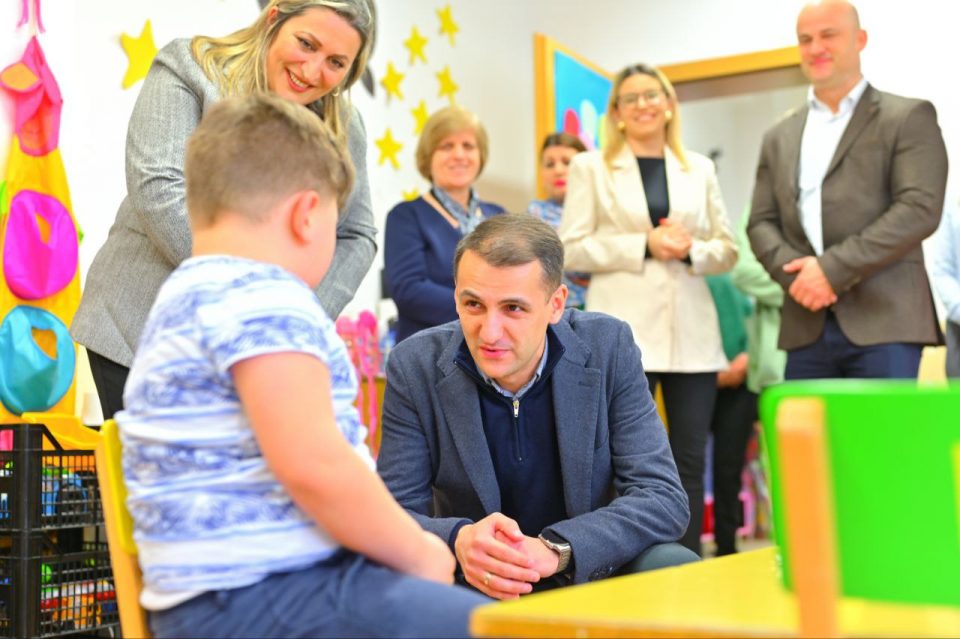Велковски: 81 дете чека за упис во градинка во Неготино поради недостаток на кадар