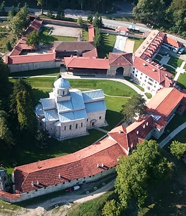 По осум години: Курти го врати земјиштето на манастирот Високи Дечани