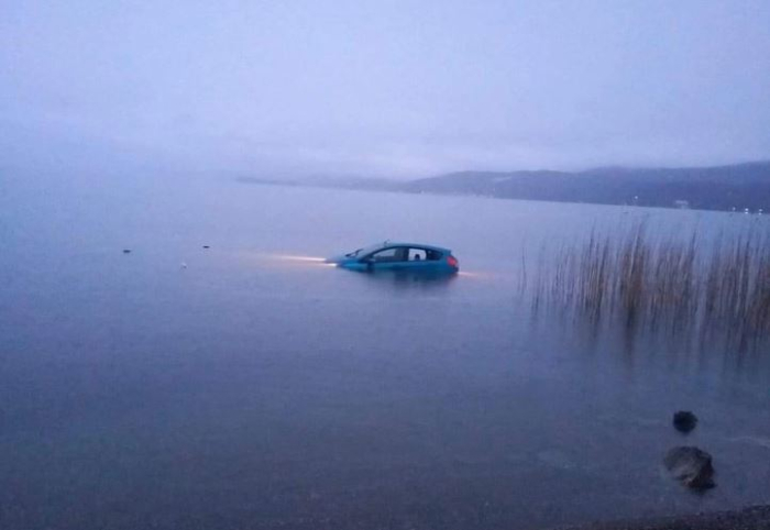 Автомобил излета од патот и „заплови“ во водите на Охридското Езеро кај Струга