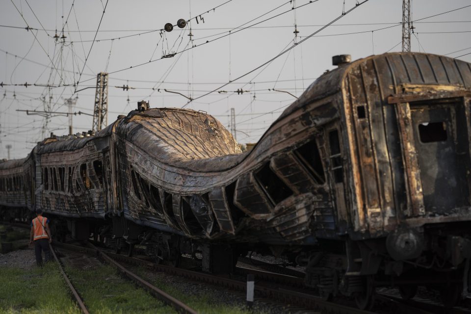 Киев: Русија ги напаѓа украинските железници за да го „парализира“ товарот со помош од Западот