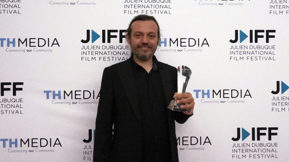 Награда за најдобар долгометражен филм на Julien Dubuque International Film Festival за македонскиот филм „Лена и Владимир“
