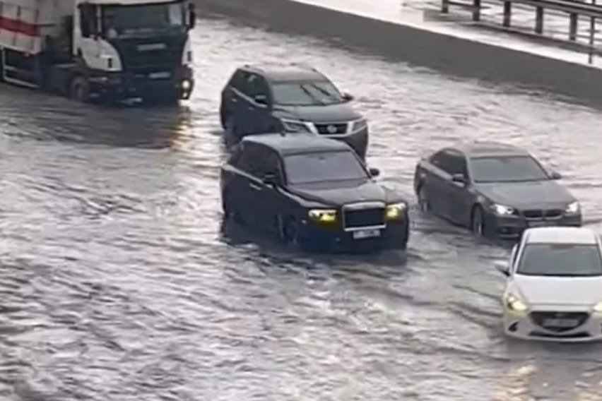 Поплави во Дубаи: Летовите откажани, патниците спијат на подот на аеродромот