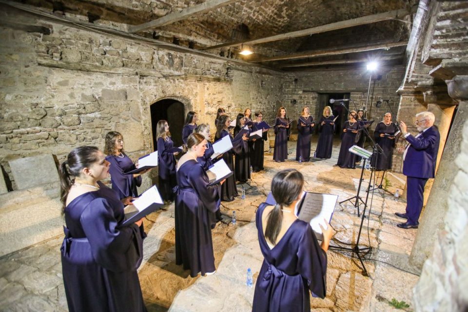 Велигденски концерт на „Охридско лето“ со женскиот хор „Менада“