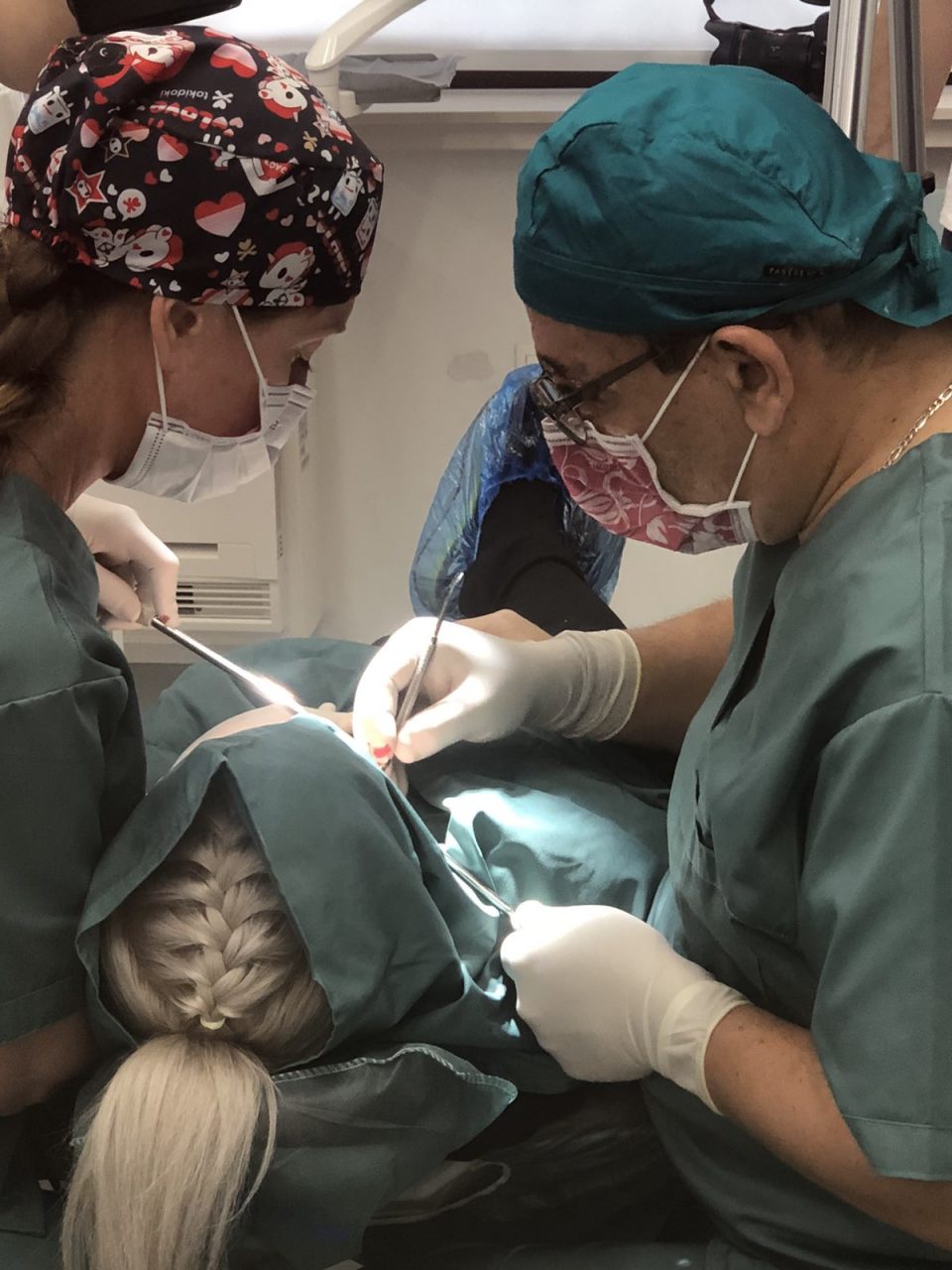 Врвен хируршки тим во Скопје изведе дентална операција транспозиција на нерв