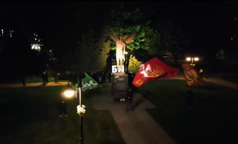 Чкембари Битола во чест на загинатите кај Вејце го осветлија паркот и споменикот на бранителите на годишнината од масакрот