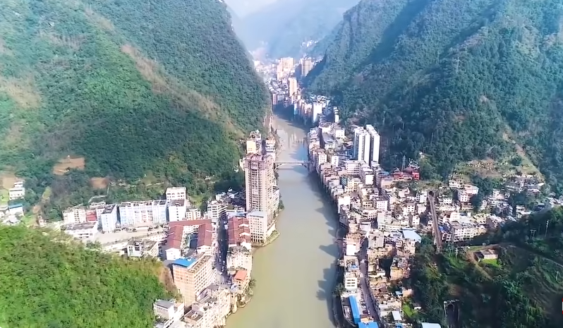 Скриен меѓу високите планински карпи долж „Патот на свилата“: Овој кинески град е дел од „најтесниот округ“ на светот
