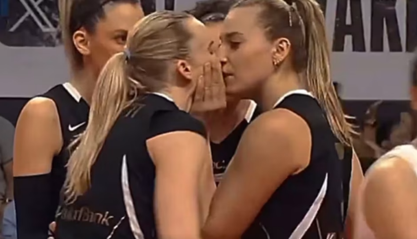 Две одбојкарки се бакнаа среде меч, нивната изненаденост од бакнежот стана хит
