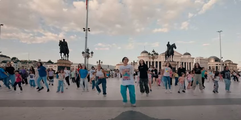 Скопскиот плоштад разигран во ритамот на повеќе од 500 млади танчери по повод Светскиот ден на танцот