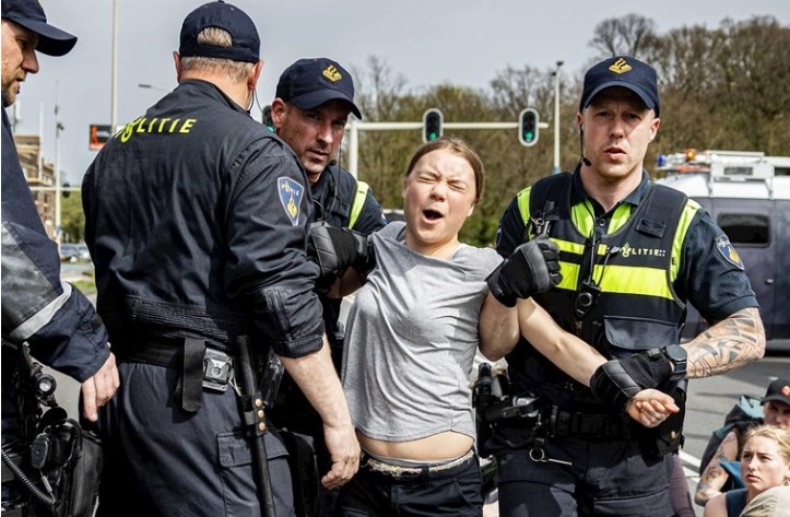 Активистката Грета Тунберг уапсена на демонстрации во Хаг