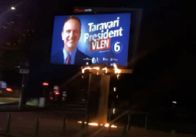 Запален билборд на претседателскиот кандидат Арбен Таравари во центарот на Скопје