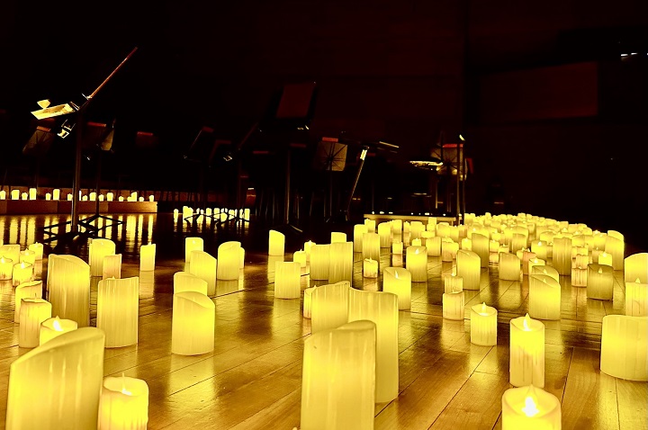 Илјадници свеќи на сцената на Филхармонија за премиерното издание на „Candlelight“ – концертот под свеќи!