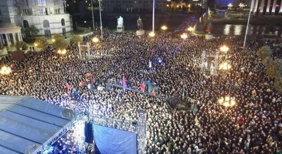 СДСМ тоне кон пропаст, ДУИ со 4 пати повеќе народ на митингот во Скопје