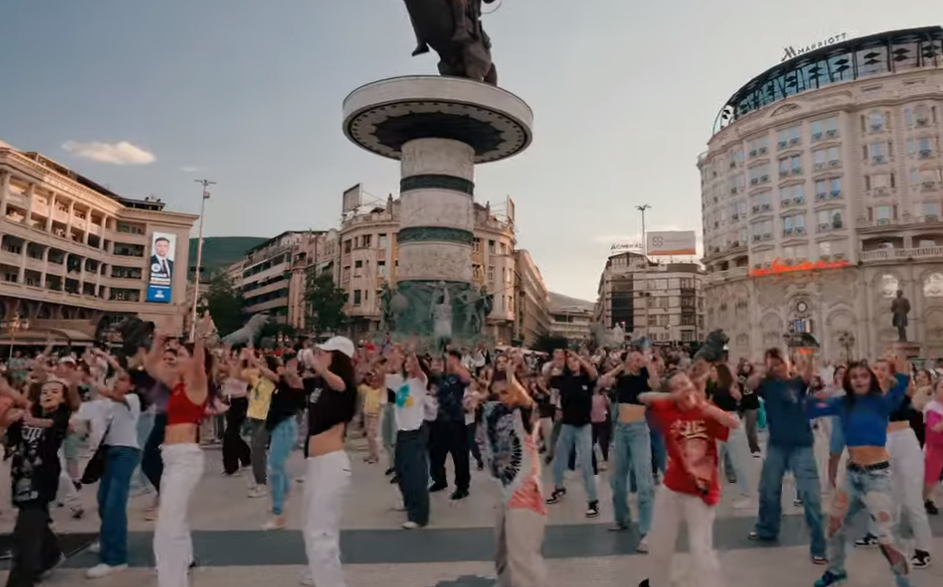 500 млади танчери играа на скопскиот Плоштад по повод Светскиот ден на танцот