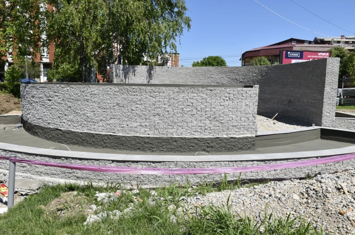 Во завршна фаза е фонтаната во спомен на Сашко Гешовски – првата жртва при распадот на Југославија