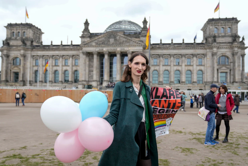 Децата на возраст од 14+ години ќе можат на суд самите да одлучат: Поедноставена процедура за промена на полот во Германија