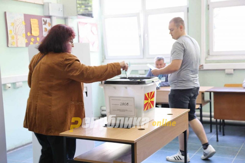 АФП: Македонија гласа на клучните избори за закочените преговори со ЕУ