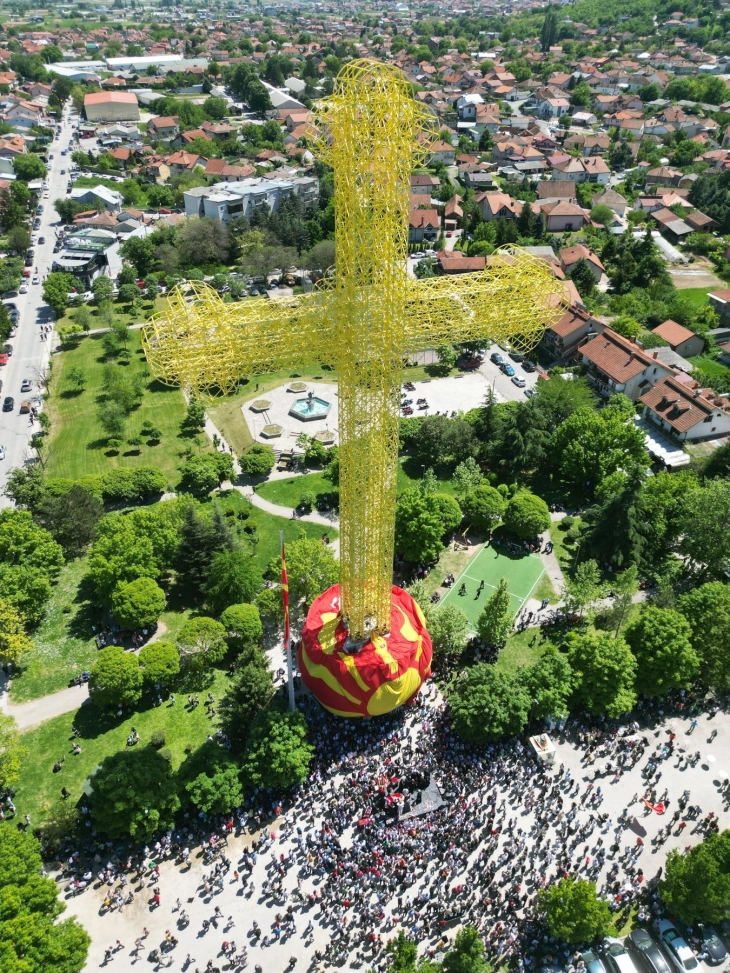 Од денес погледот кон небото нема да е ист: На Цветници осветени два нови крста, меѓу кои вториот најголем во Македонија