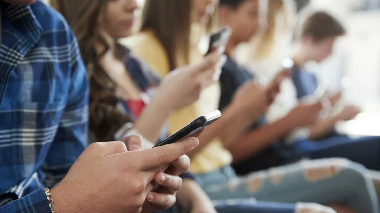 Анкета: Една четвртина од младите се „загрижувачки пречесто“ на социјалните медиуми