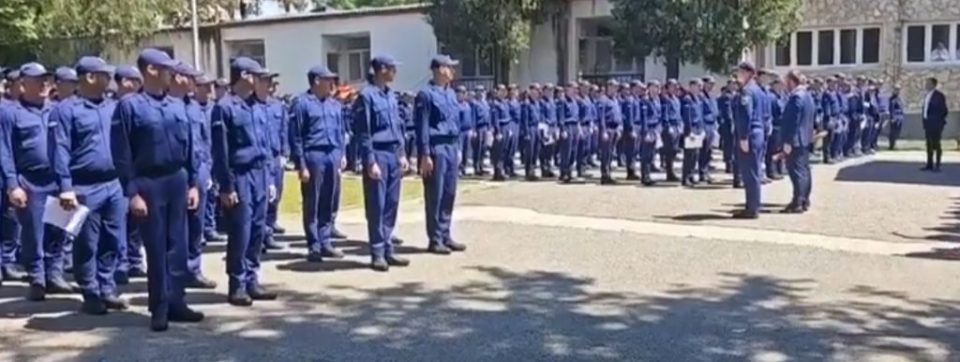 Ечеше „Бисер балкански“ од грлата на 416 мажи и 92 жени на промоцијата на нови полицајци