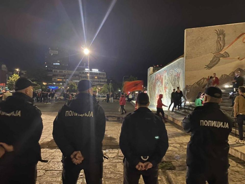 Полиција направи кордон пред изборниот штаб на коалицијата „Вреди“ на плоштадот Скендербег откако неколку десетици симпатизери на ДУИ дојдоа да слават кај споменикот