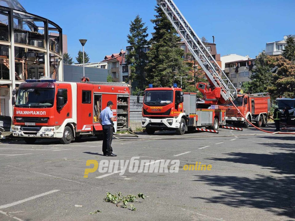 24 пожарникари го гаснеле пожарот, уште не се познати причините зошто се запали Универзална сала во Скопје