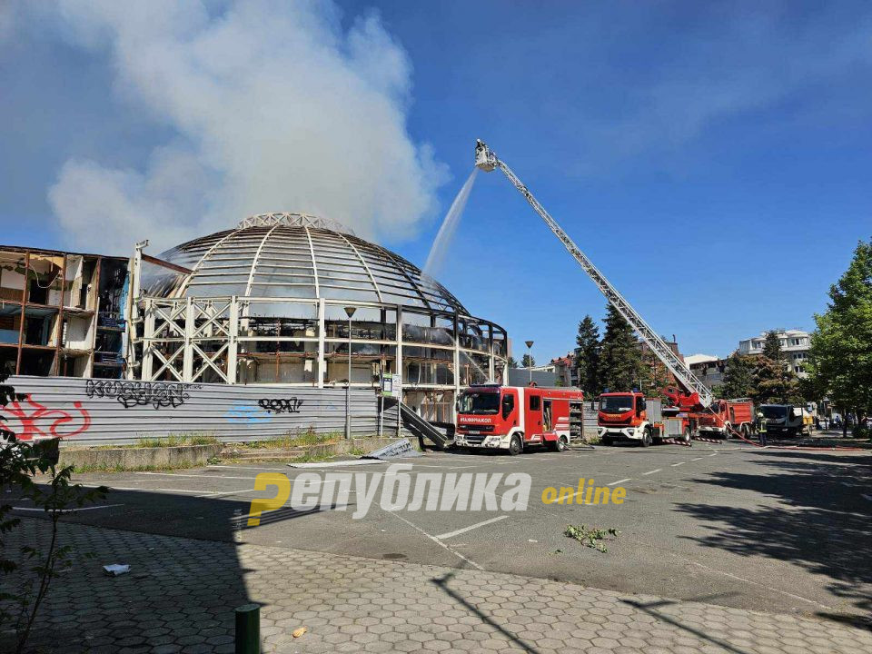 Две жени се пренесени на Токсикологија откако вдишале чад по пожарот во Универзална сала во Скопје