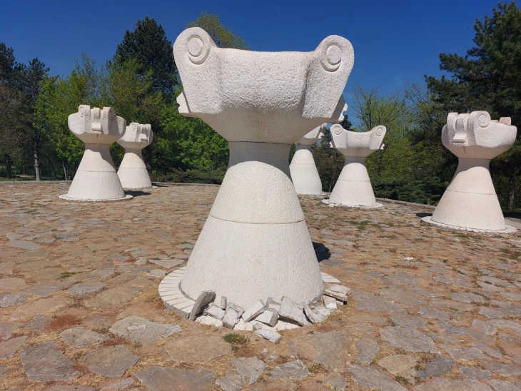 Искршени Урните во Могилата на непобедените во Прилеп