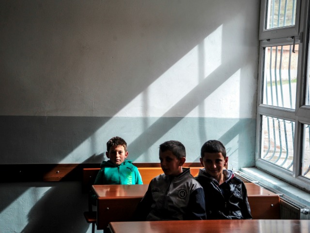 30 отсто помалку ученици Албанци на Косово во споредба со пред десет години