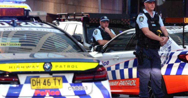 Пет тинејџери обвинети за тероризам по прободувањето со нож во црквата во Сиднеј