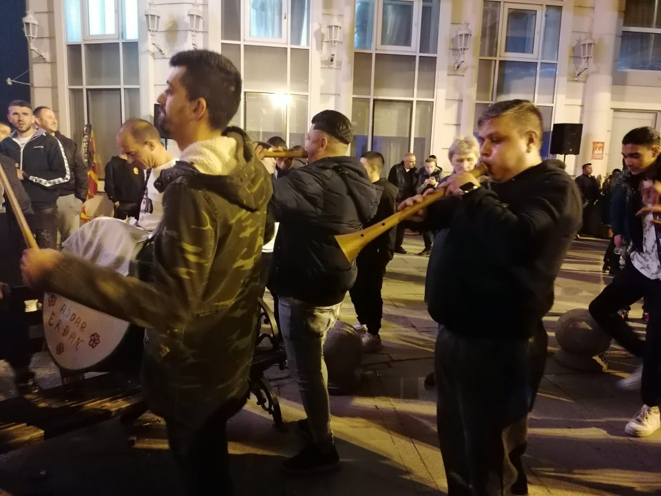 Со факели и тапани ВМРО-ДПМНЕ слави победа пред палатата „Христо Татарчев“